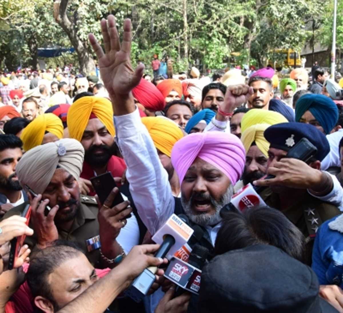 चंडीगढ़ में भाजपा मुख्यालय के बाहर आप नेताओं का प्रदर्शन चंडीगढ़ में भाजपा मुख्यालय के बाहर आप नेताओं का प्रदर्शन